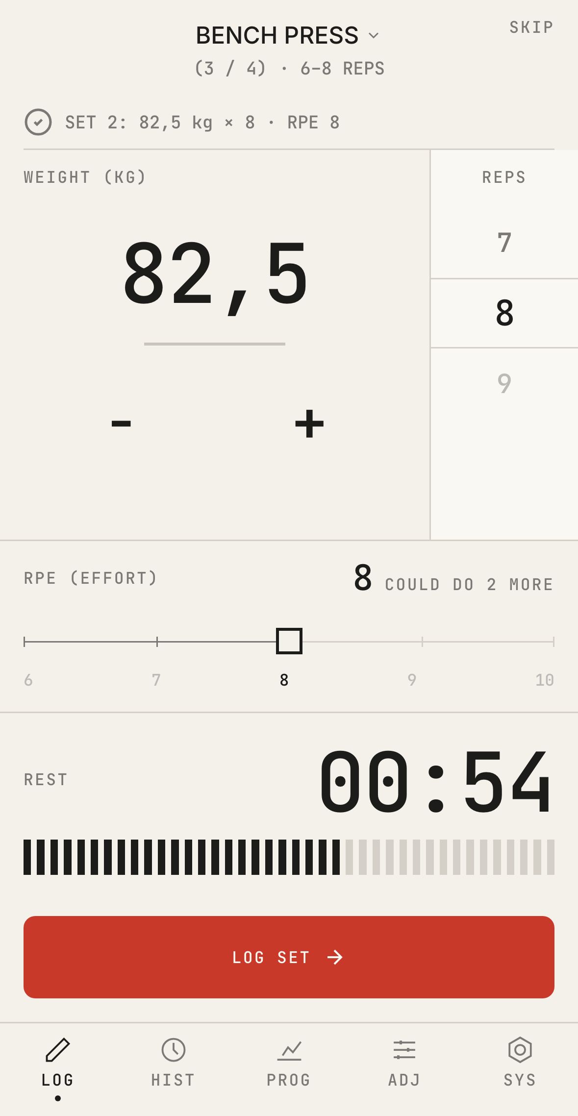 Traqa log screen. Bench press at 82,5 kg, reps picker on 8, RPE 8, a running rest timer, and a Log set button.